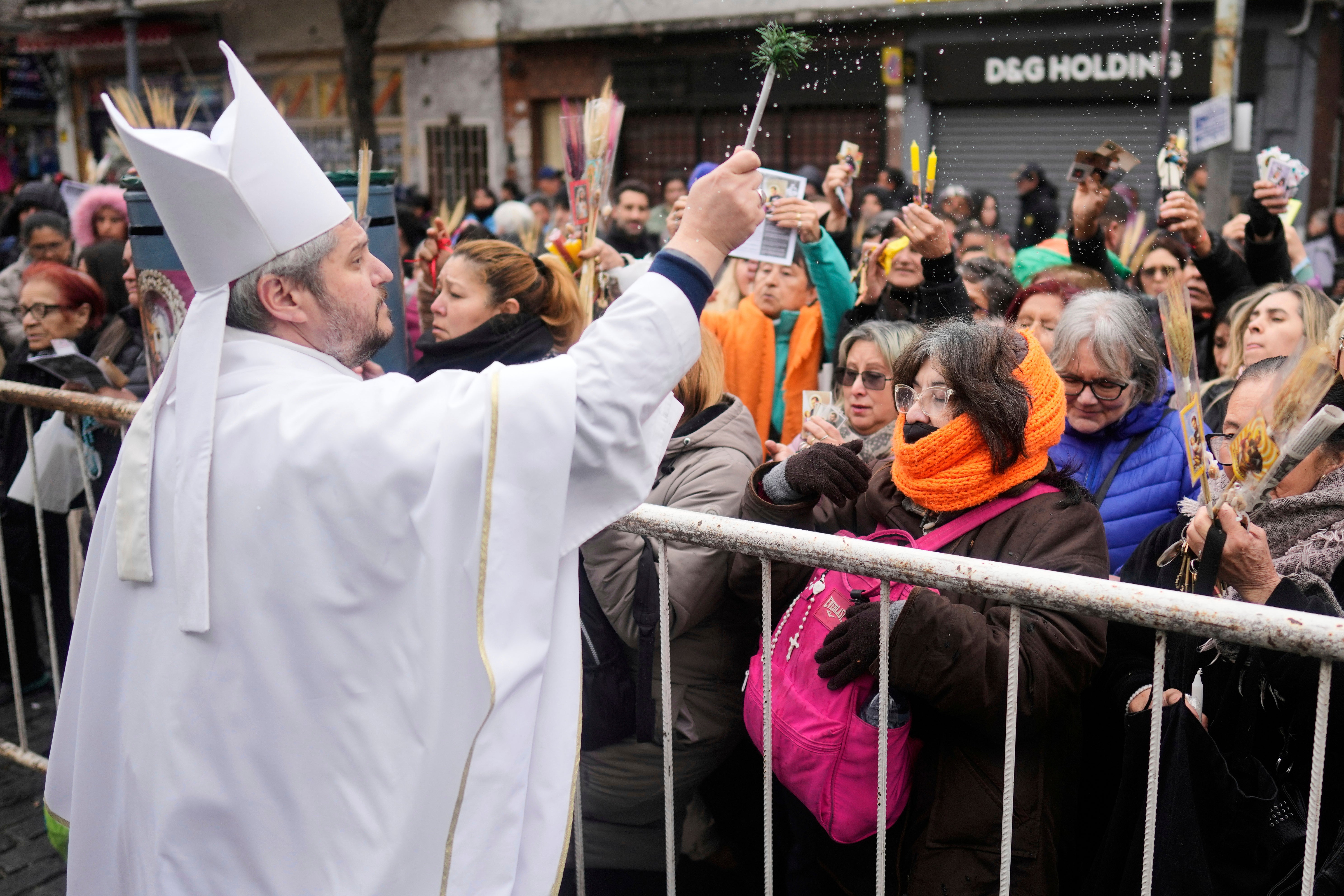 Ante el fantasma de la desocupación, argentinos intensifican plegarias al santo católico del trabajo
