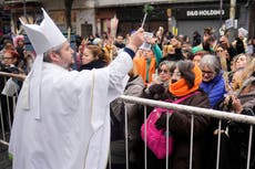 Ante el fantasma de la desocupación, argentinos intensifican plegarias al santo católico del trabajo
