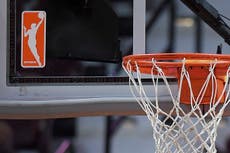 Arrestan a un hombre arrestado por lanzar juguete sexual al público en juego de la WNBA en Phoenix