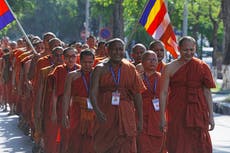 Monjes budistas se reúnen en Camboya para celebrar alto el fuego con Tailandia, honrar a los muertos