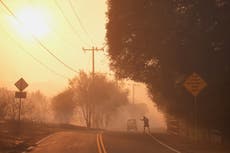 Incendio forestal en rápida expansión obliga a evacuar a miles al norte de Los Ángeles