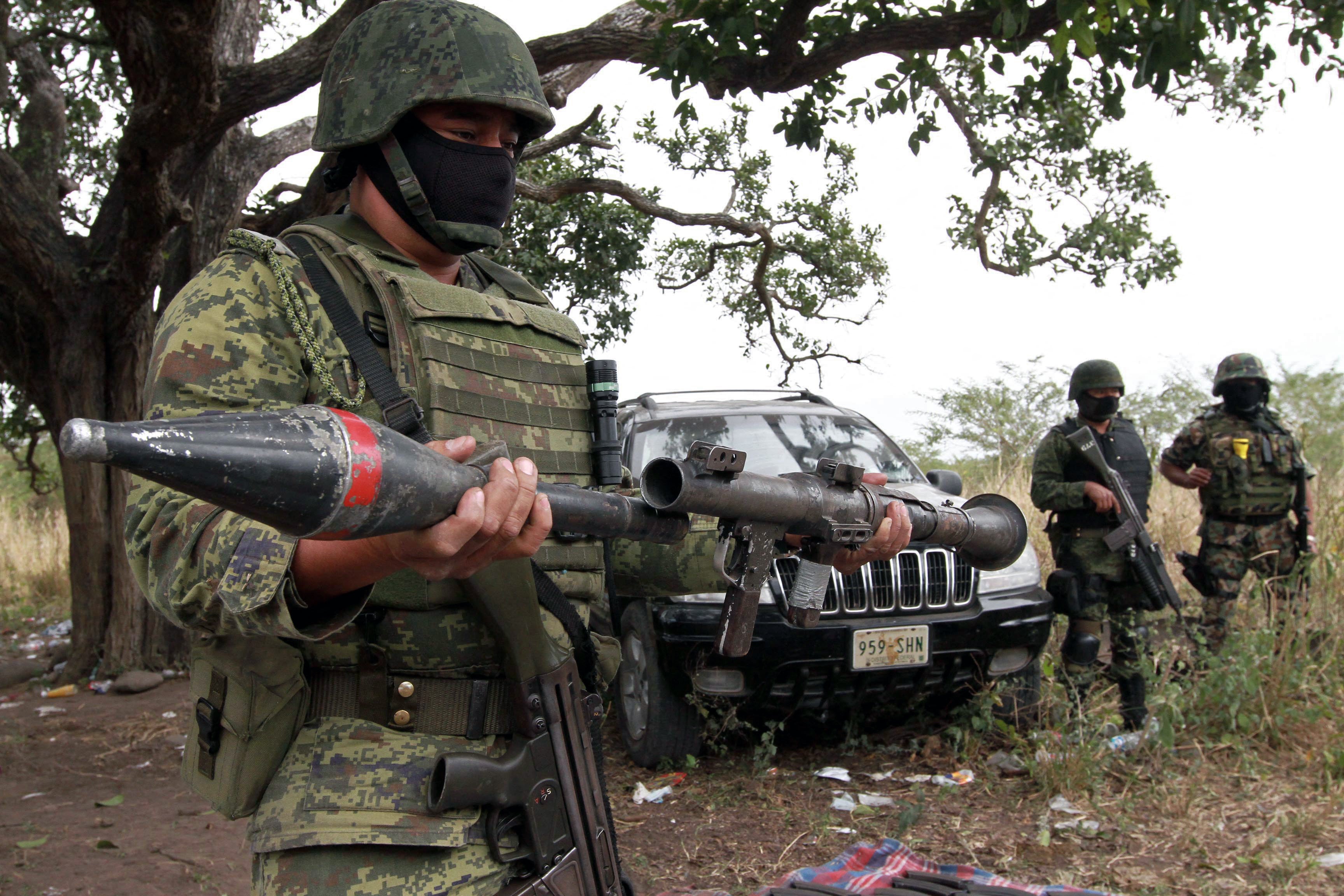 Un soldado del ejército mexicano sostiene un lanzacohetes RPG-7, parte de un arsenal incautado a presuntos miembros de cárteles de la droga. El uso de tropas o fuerzas navales estadounidenses contra los cárteles o sus integrantes (que son civiles) podría generar serios desafíos legales