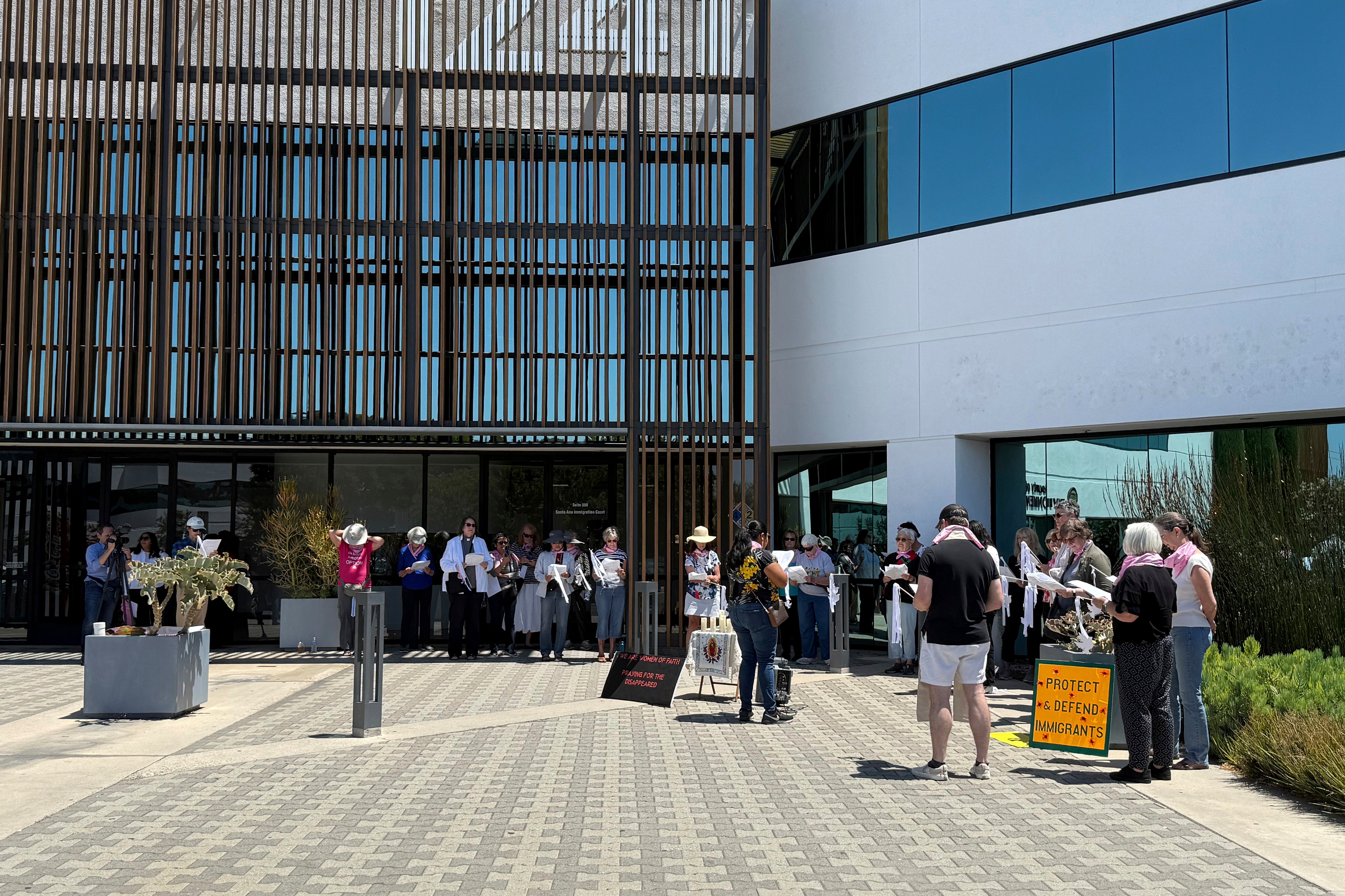 Líderes religiosos se unen en apoyo a inmigrantes que enfrentan la deportación en sur de California