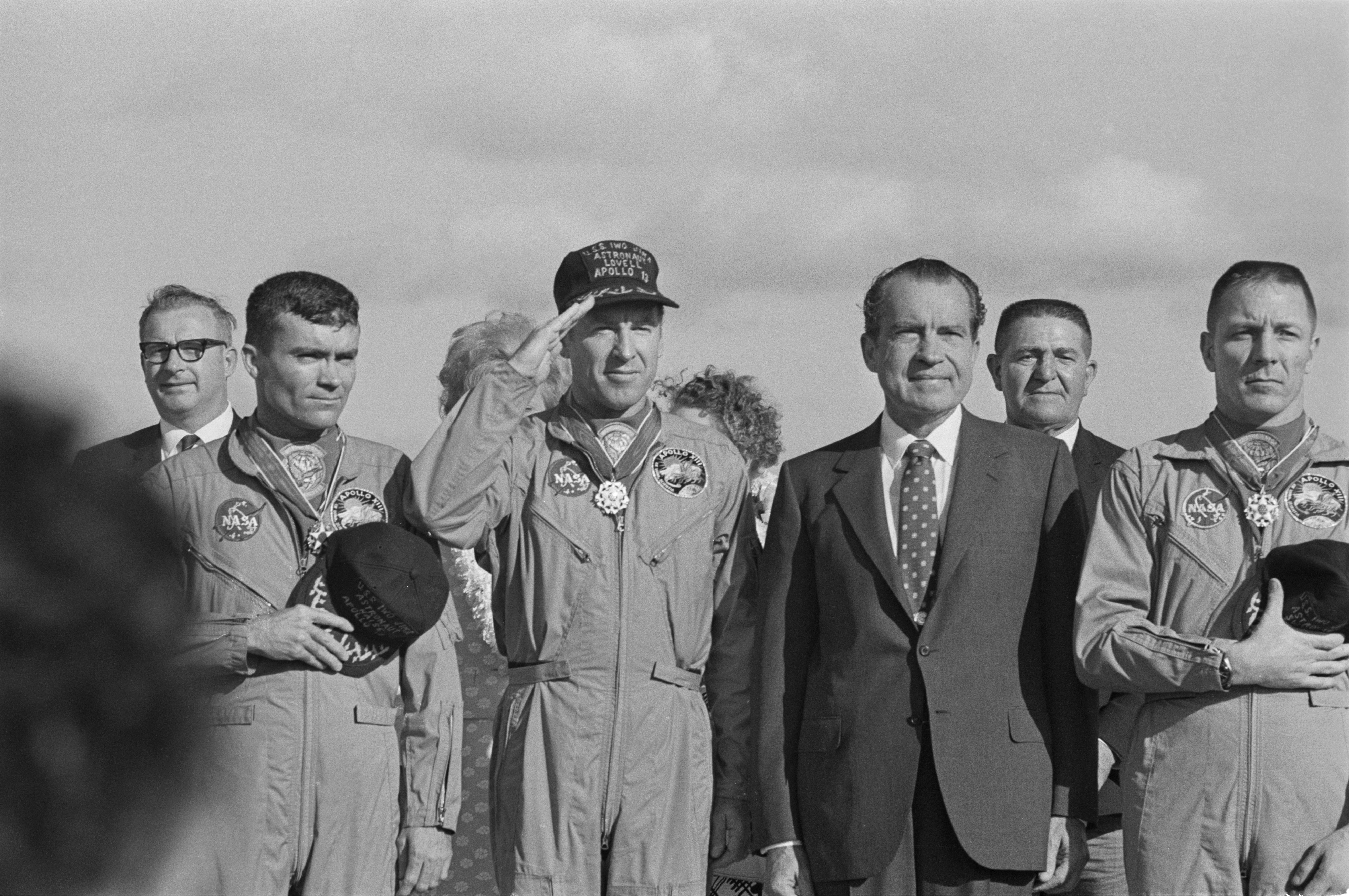 Lovell es probablemente más famoso por dirigir la misión Apolo 13 en 1970, que más tarde fue llevada al cine con Tom Hanks como protagonista