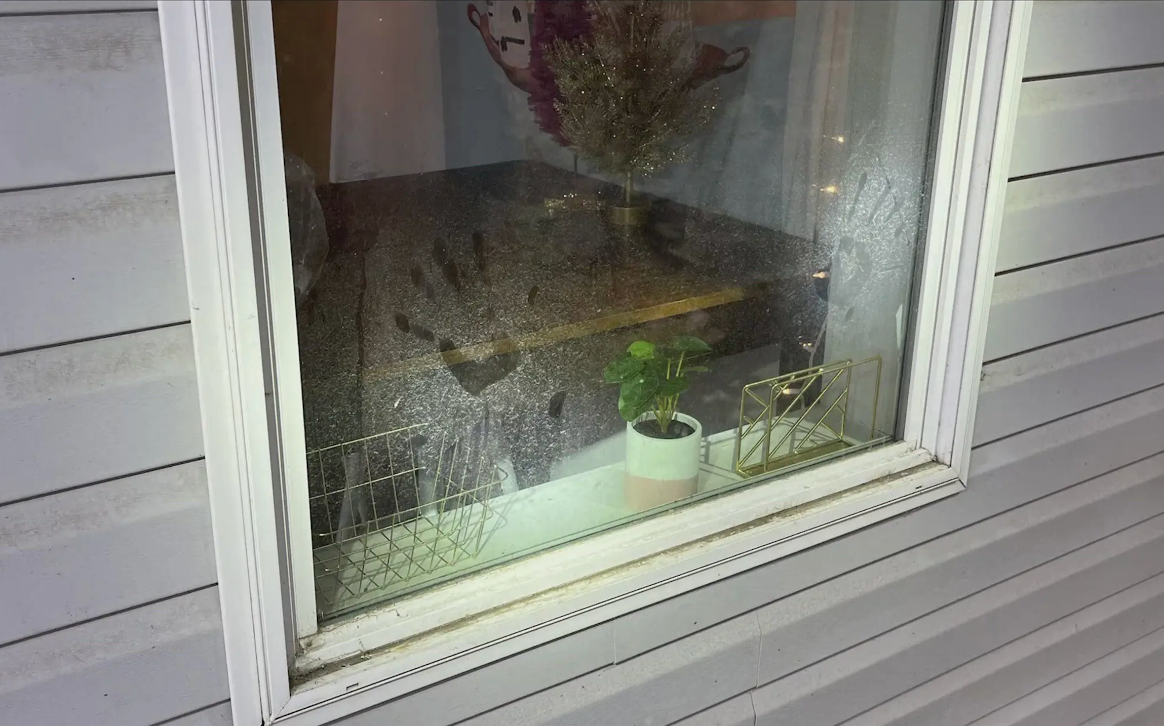 Una imagen inquietante muestra dos huellas de manos en una ventana sucia