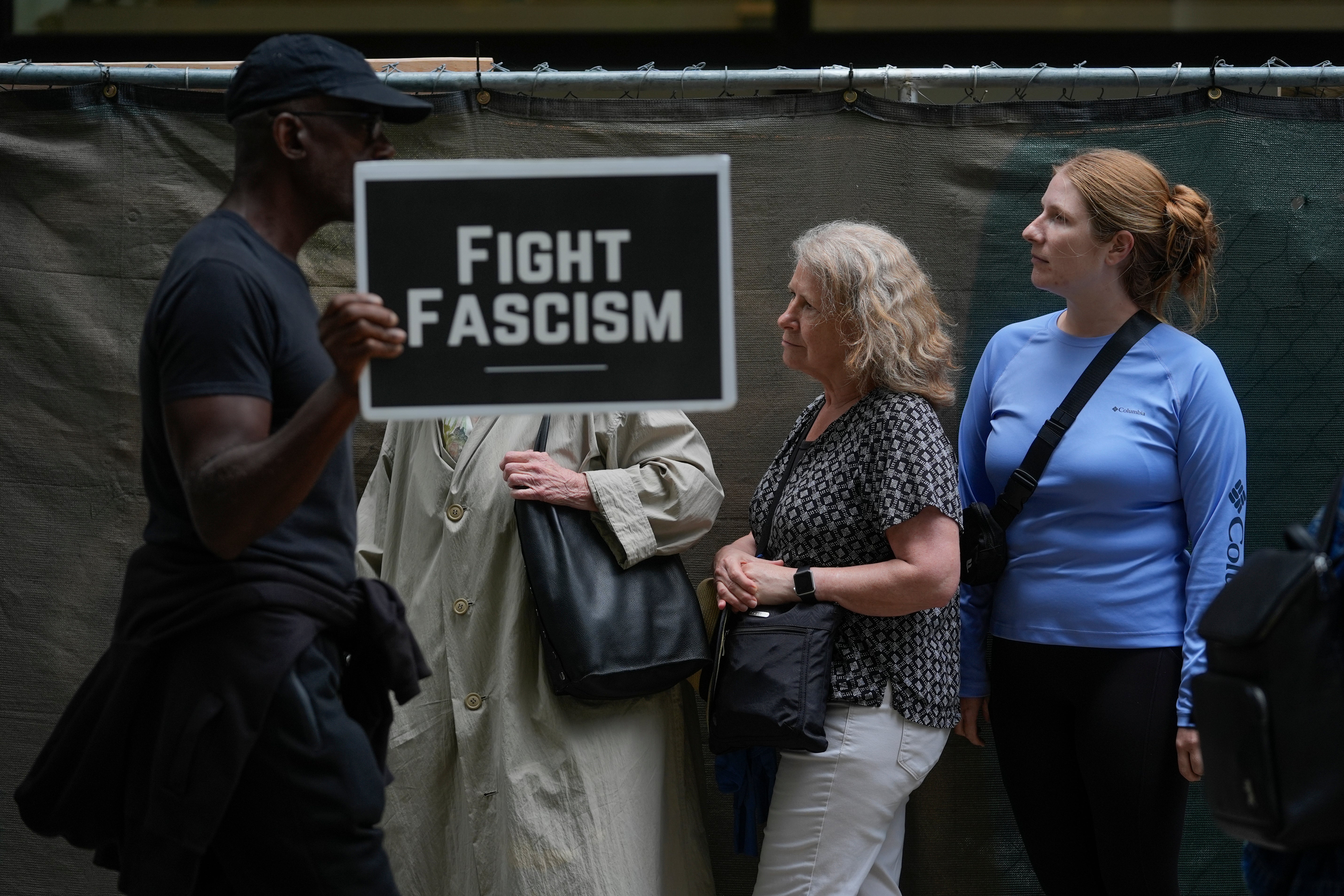 Manifestantes antifascistas marchan en Chicago