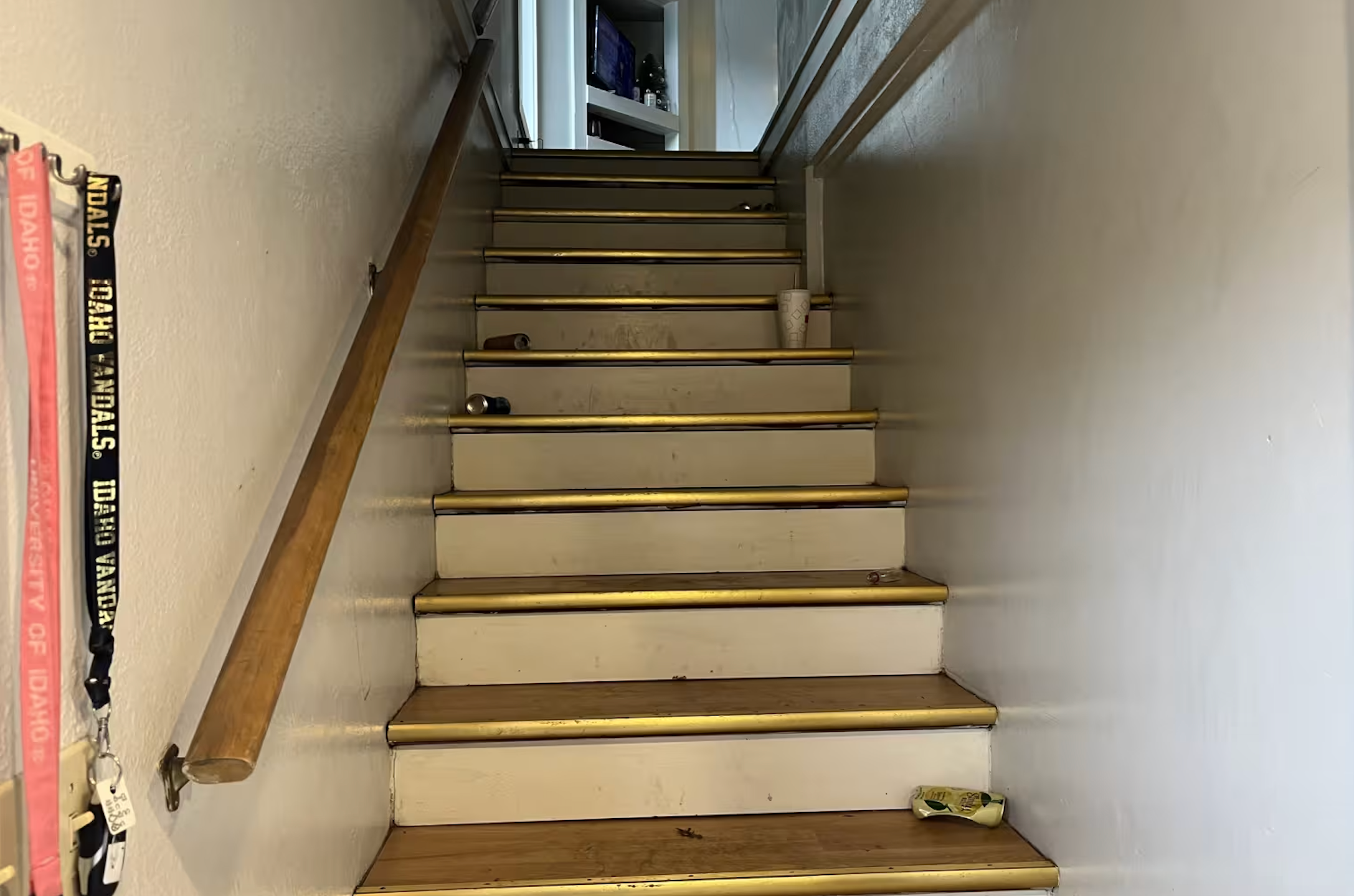 Aparecieron latas de cerveza vacías en las escaleras