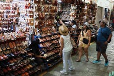 México critica copia de sandalias indígenas por Adidas. Prepara cambios legales para evitar plagios