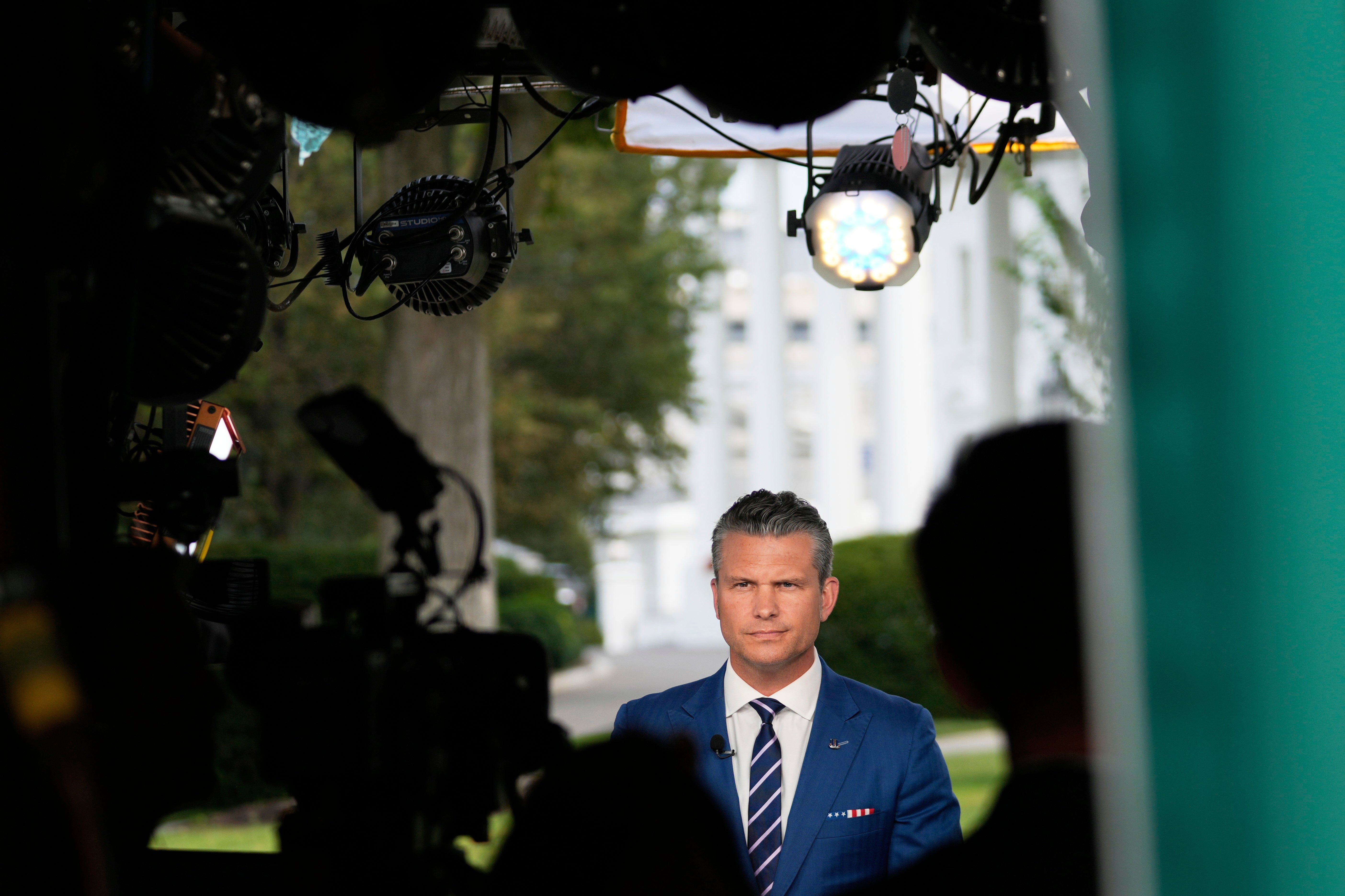 HEGSETH-MUJERES
