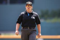 Jen Pawol rompe la barrera de género como la primera umpire en un juego de temporada regular