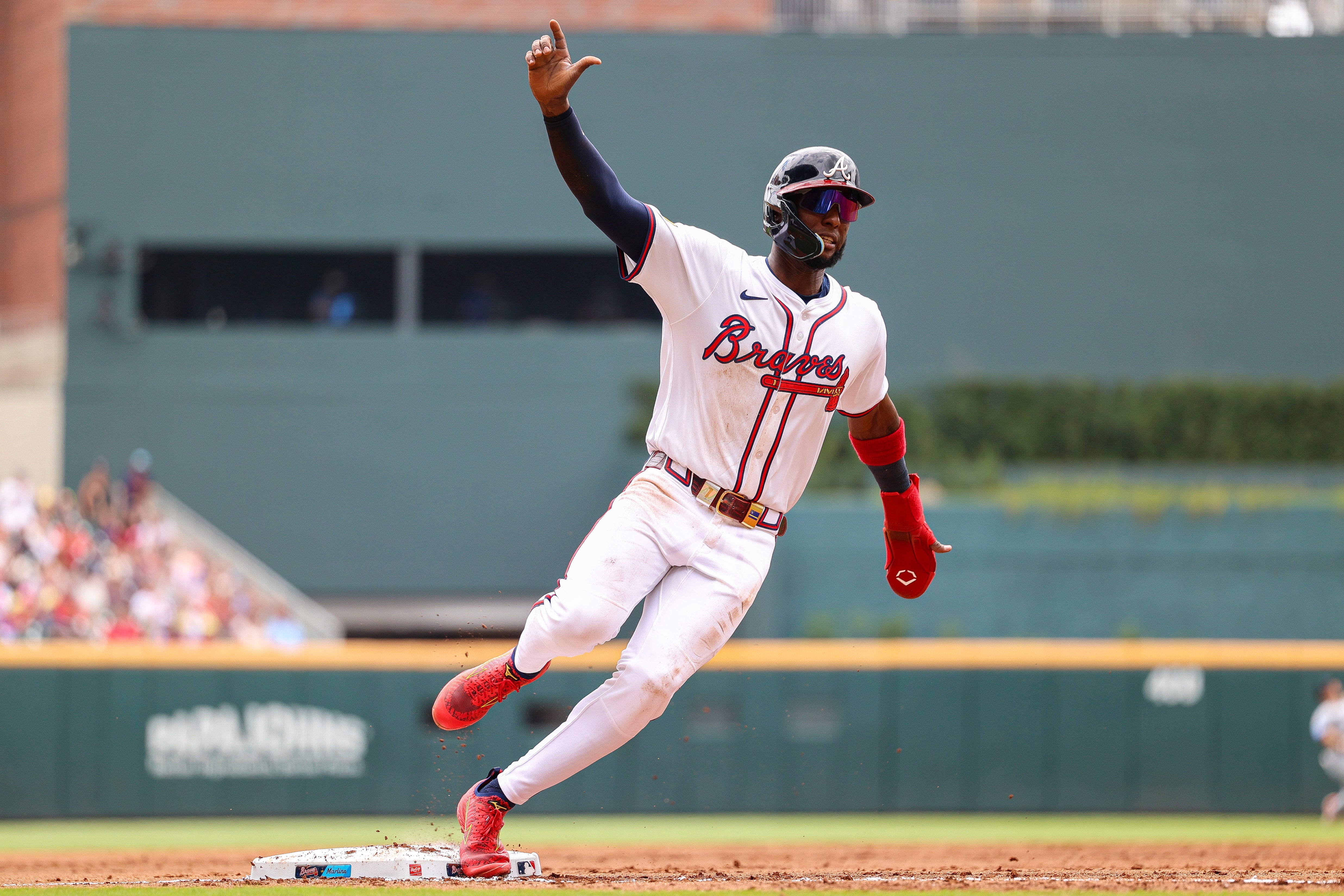 Harris y Waldrep lideran victoria 7-1 de los Bravos ante Marlins con la primera mujer umpire