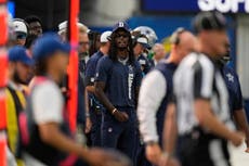 CeeDee Lamb recibe fuerte golpe de un árbitro mientras estaba en la banda del campo
