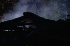 Muere hombre en Iowa tras matar a tiros a vecinos y prender fuego a su propia casa, según la policía