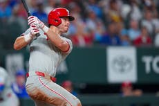 Kepler pega hit clave en victoria de Filis, 3-2 sobre Rangers; deGrom suma su 3ra derrota seguida