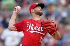 Marte conecta tres dobles y Martínez lanza para que Rojos superen 2-1 a Piratas