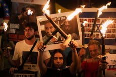 Fotos muestran a israelíes manifestándose por la liberación de rehenes y el fin de la guerra en Gaza