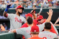 Filis barren a Rangers con gran actuación de Wheeler y jonrón de Sosa en victoria por 4-2