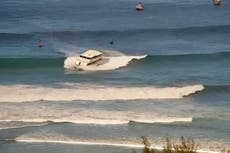 Barco de pasajeros tipo yate encalla en fuerte oleaje frente a playa de Hawai