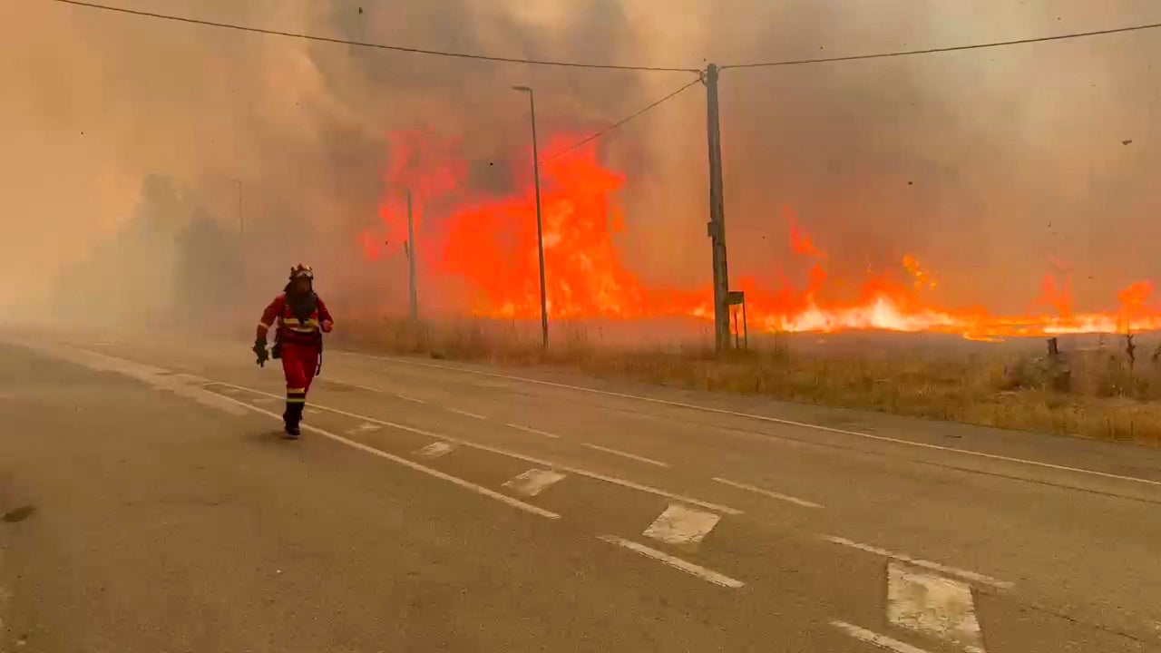 Bomberos militares combaten un incendio forestal cerca de Yeres, en el noroeste de España