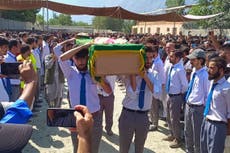 Deslave masivo mata a 7 voluntarios que reparaban daños por inundaciones en el norte de Pakistán