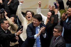 Muere Miguel Uribe, precandidato presidencial colombiano que fue baleado en un mitin, dice su esposa