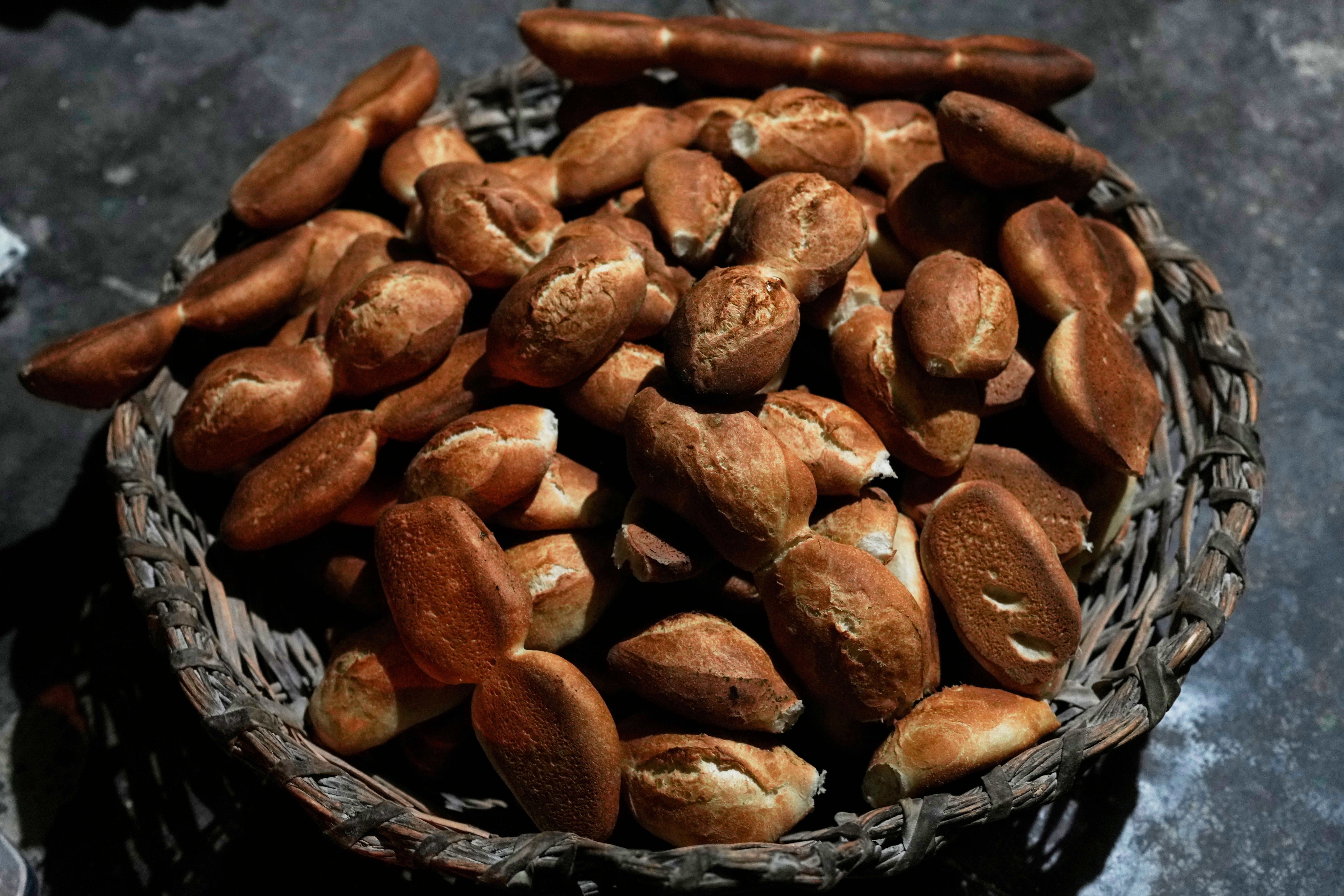 Cómo un pan cada vez más chico refleja la crisis económica de Bolivia antes de las elecciones