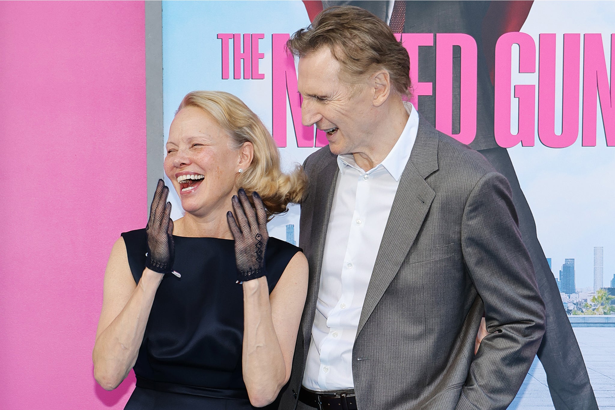 “Es tan generoso, elogioso y comprensivo que, ya sabes, no puedes evitar enamorarte de Liam”, dijo Anderson sobre Neeson