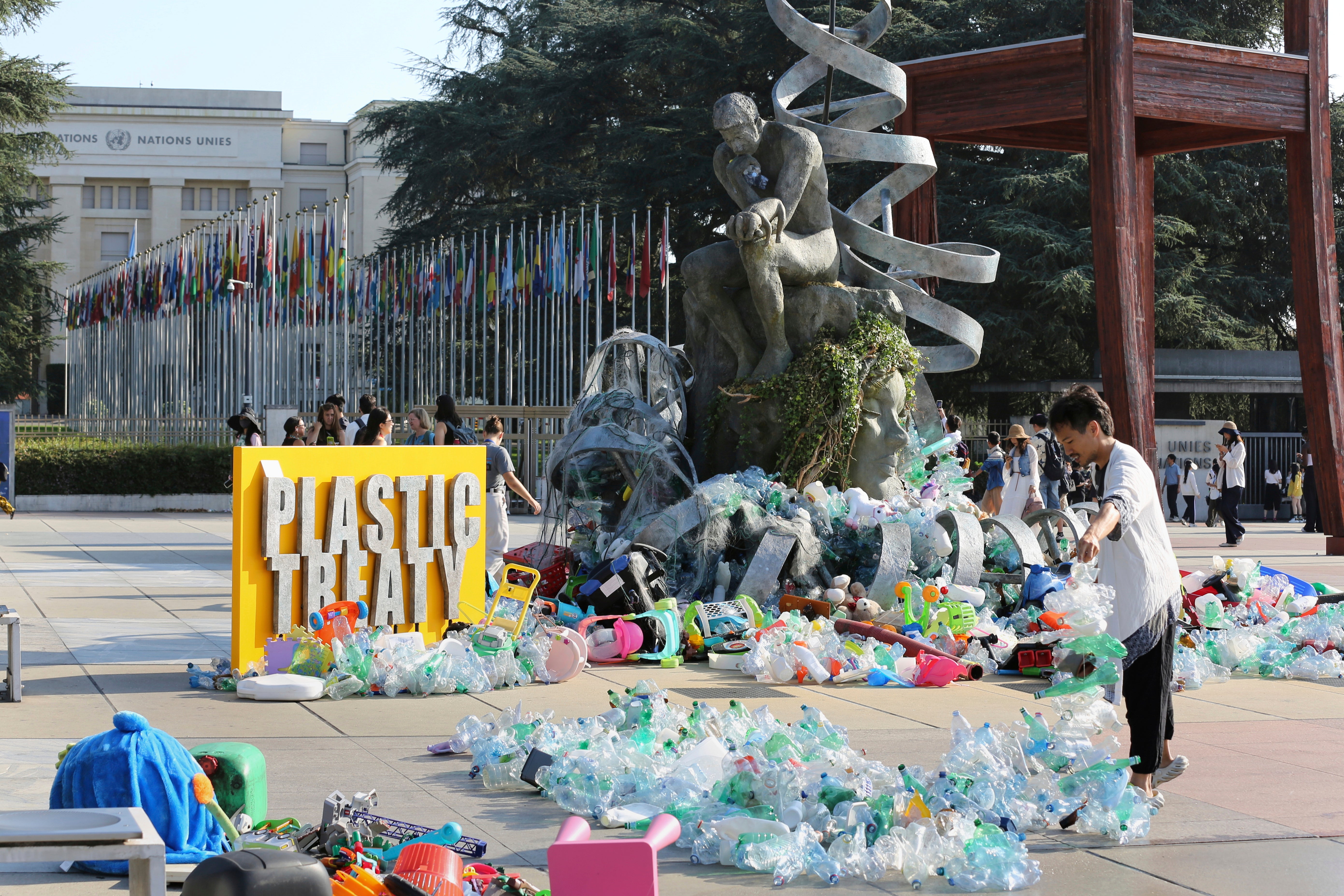 Artista sumerge escultura en plástico frente a la ONU durante debate sobre tratado