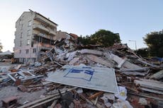 Arrestan en Turquía a constructor tras colapso de edificio residencial durante sismo