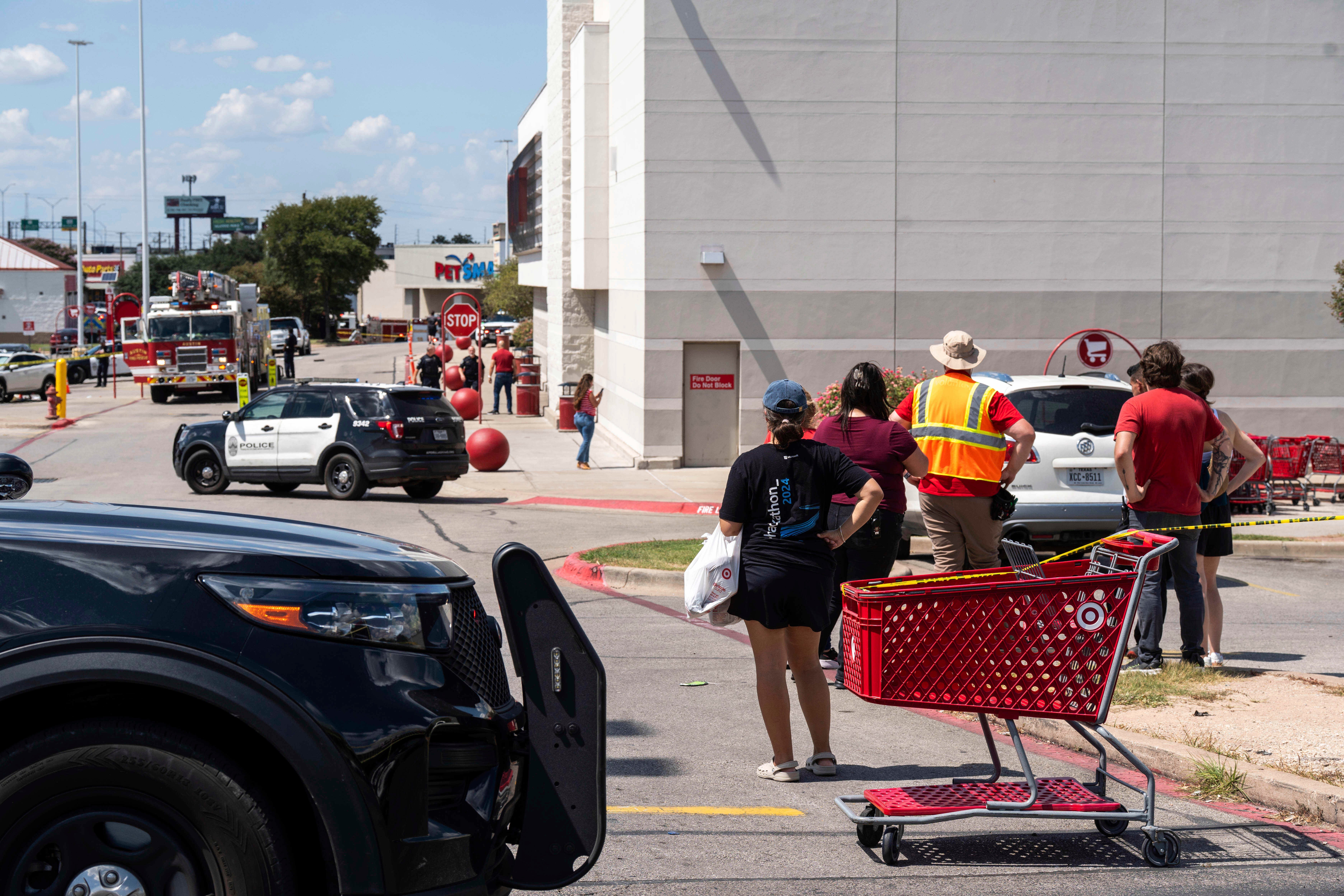 Tres personas murieron y cuatro resultaron heridas en un tiroteo ocurrido el lunes por la tarde en una tienda Target de Austin, Texas