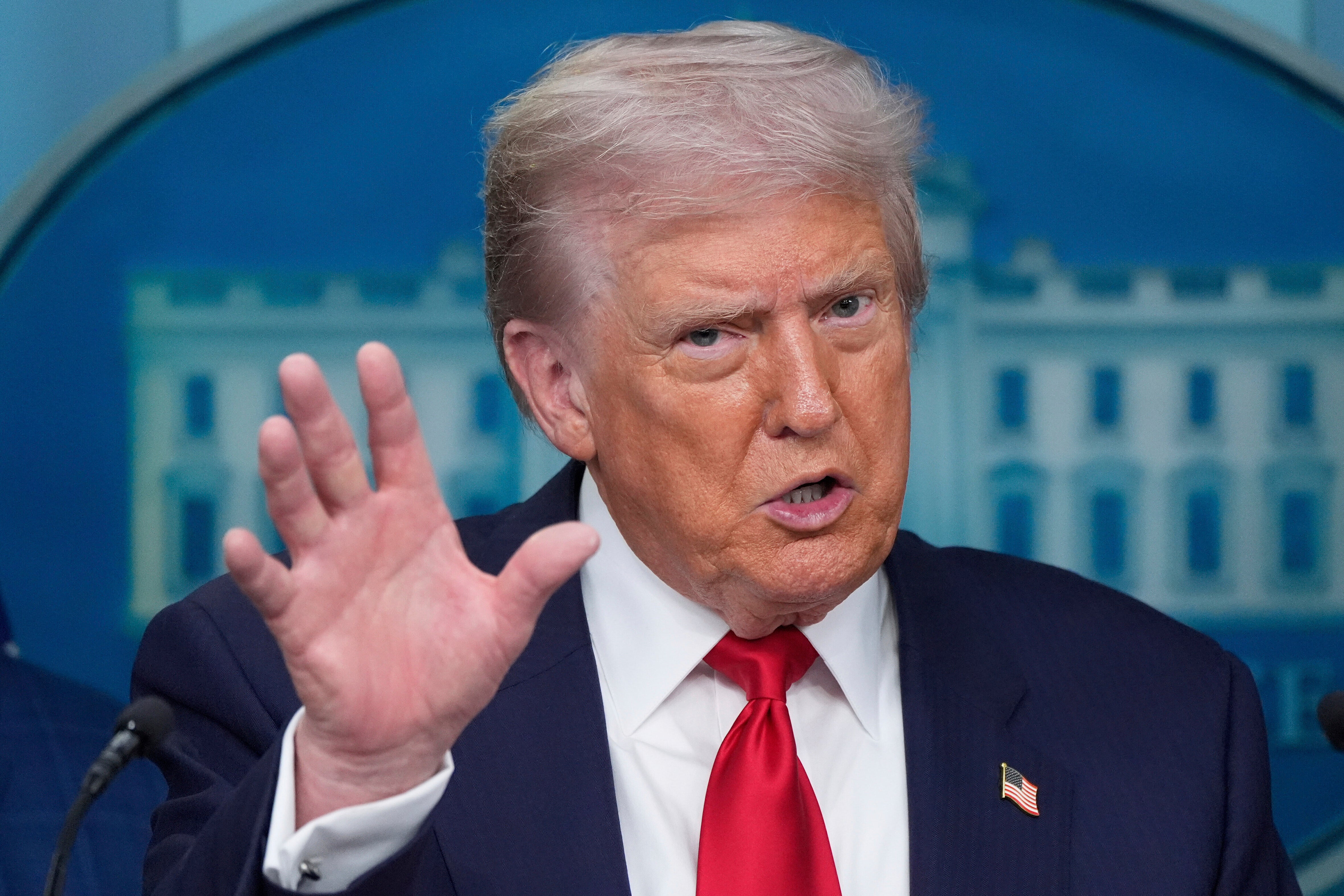 El presidente Donald Trump y su familia ganaron miles de millones con sus dos presidencias, según un nuevo informe