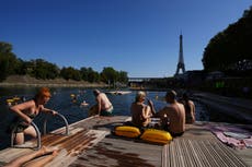 El Sena abre al baño: residentes y turistas en París lo disfrutan ante aumento de temperaturas