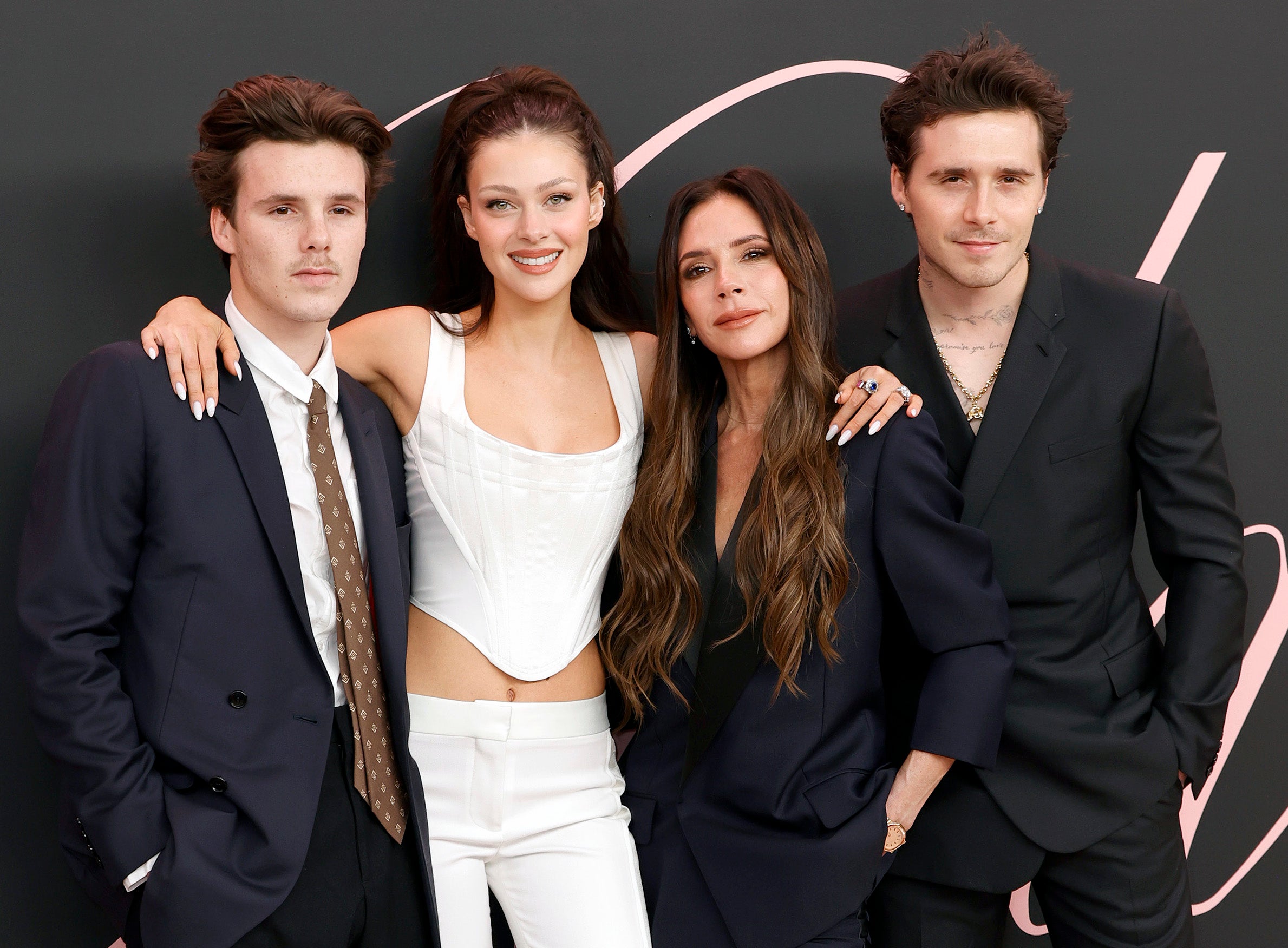 Brooklyn y Nicola Peltz-Beckham con Cruz y Victoria Beckham en 2023