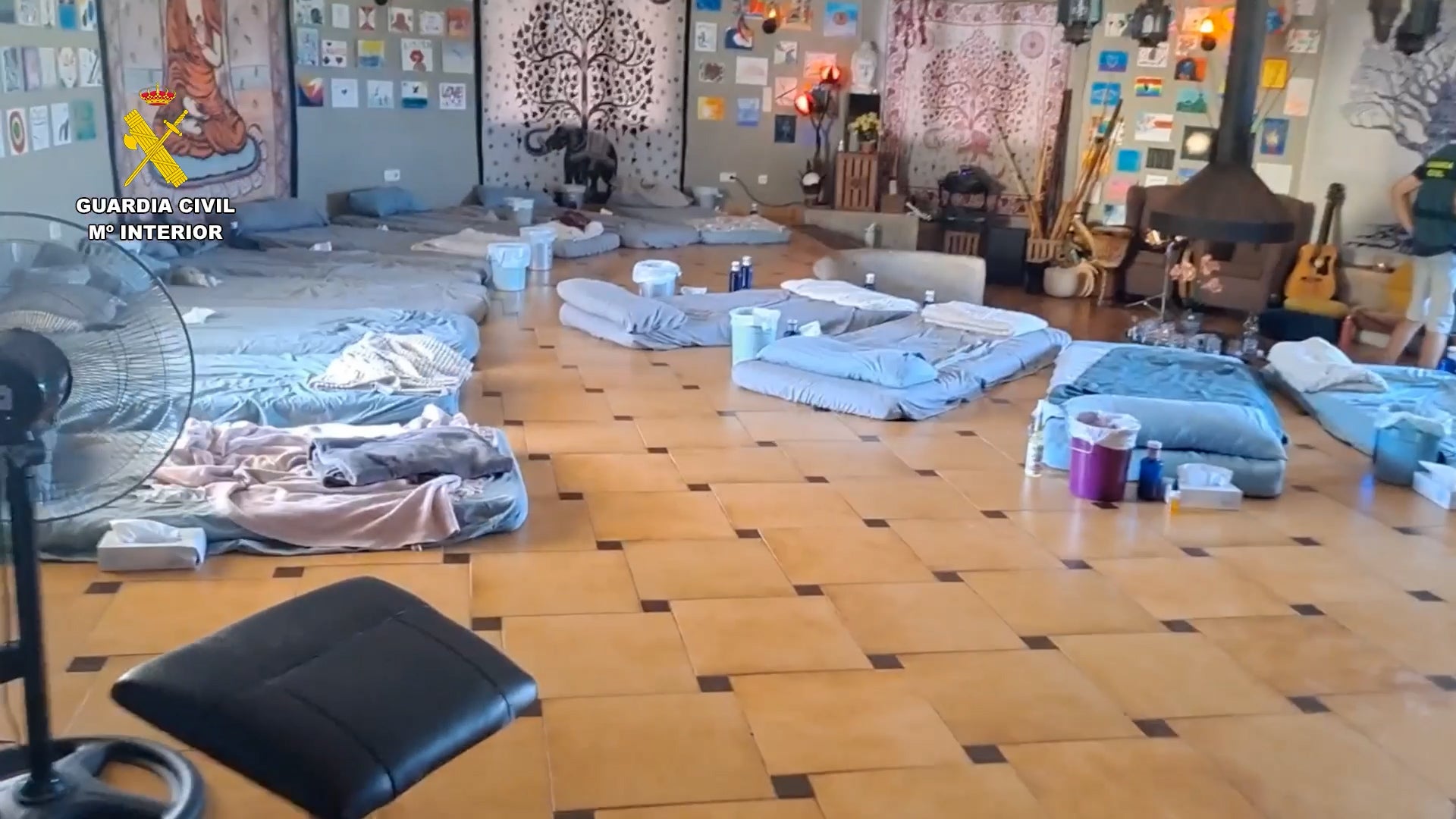 Las imágenes muestran colchones con cubetas al lado desde el interior del establecimiento