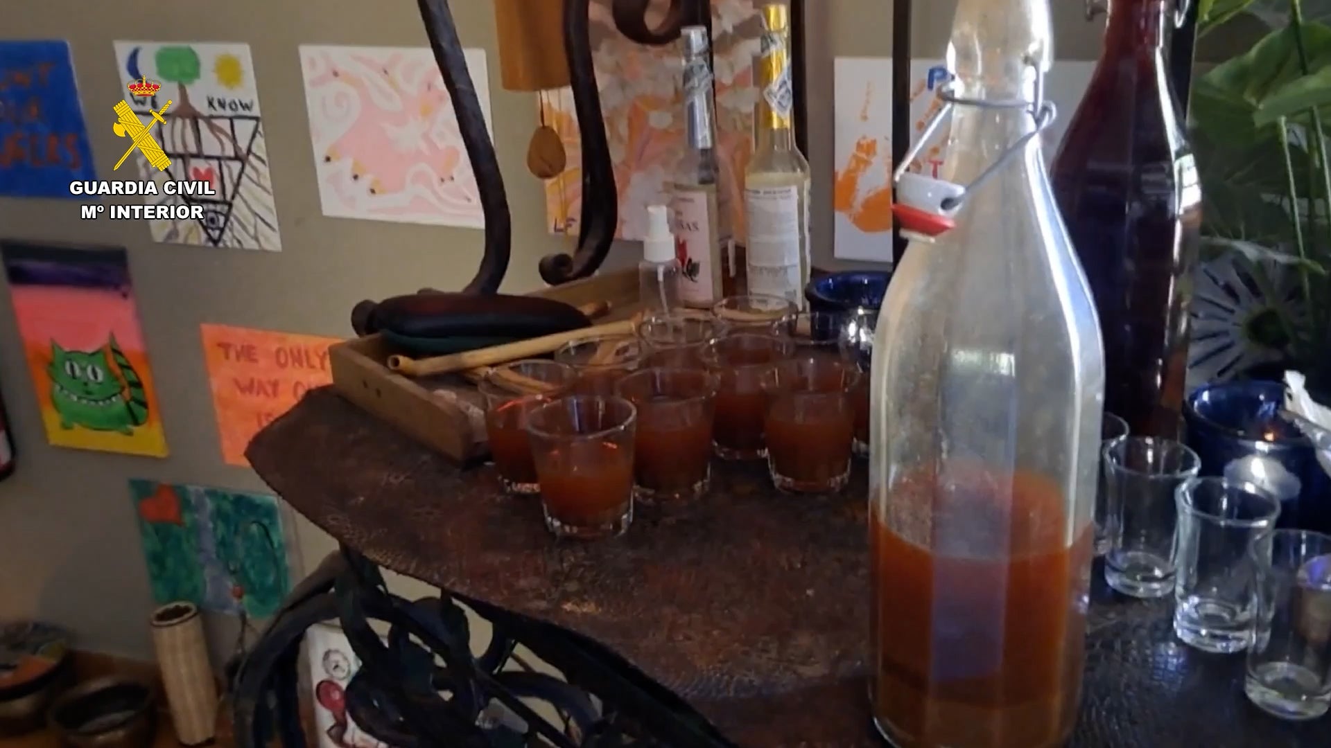 La policía señaló que encontraron varias botellas de veneno de sapo