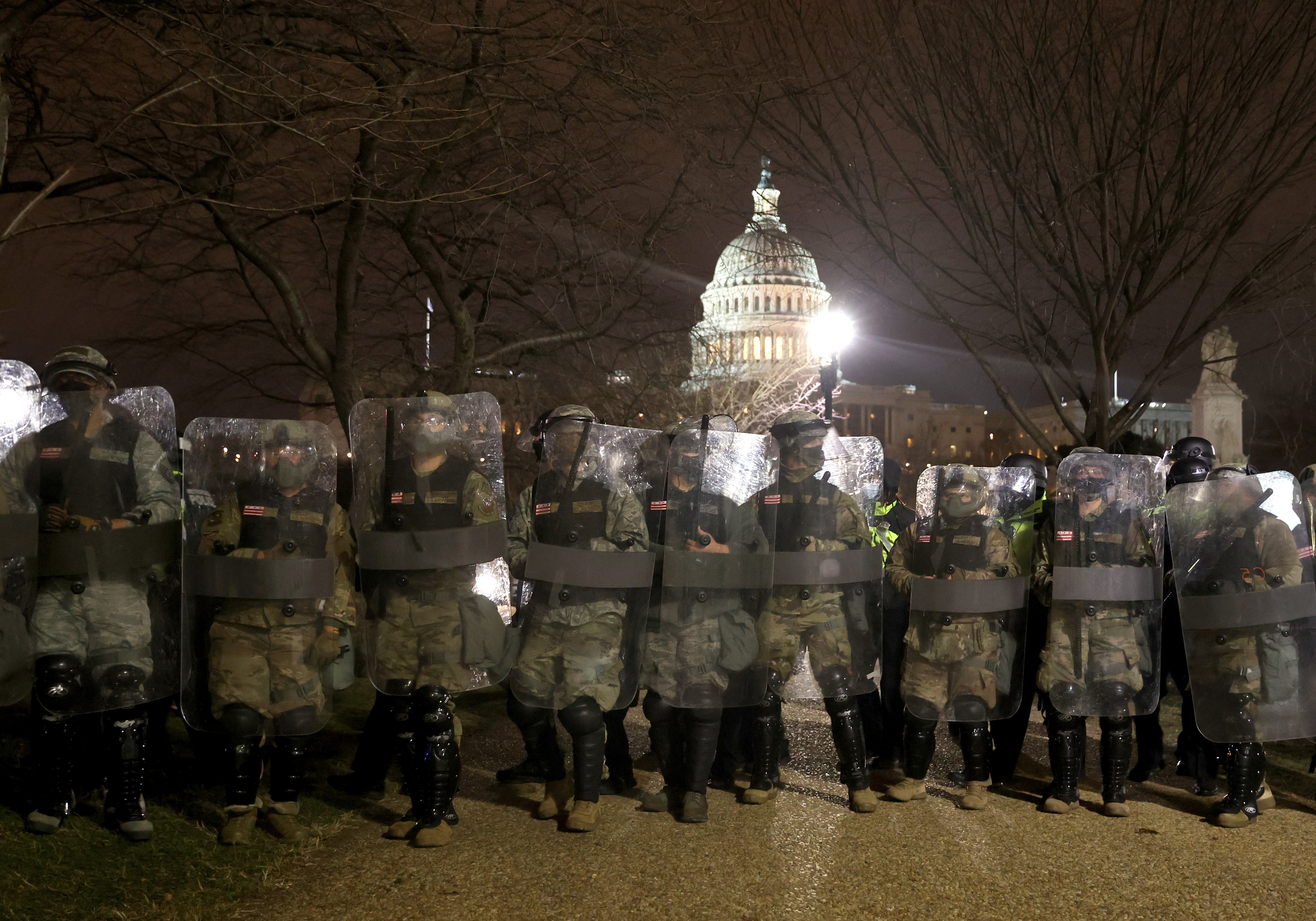 Los planes que se están evaluando surgen tras el despliegue por parte del presidente Donald Trump de la Guardia Nacional a las calles de Washington DC. (Fotografía de enero de 2021 que muestra a la policía en las calles de D. C.)