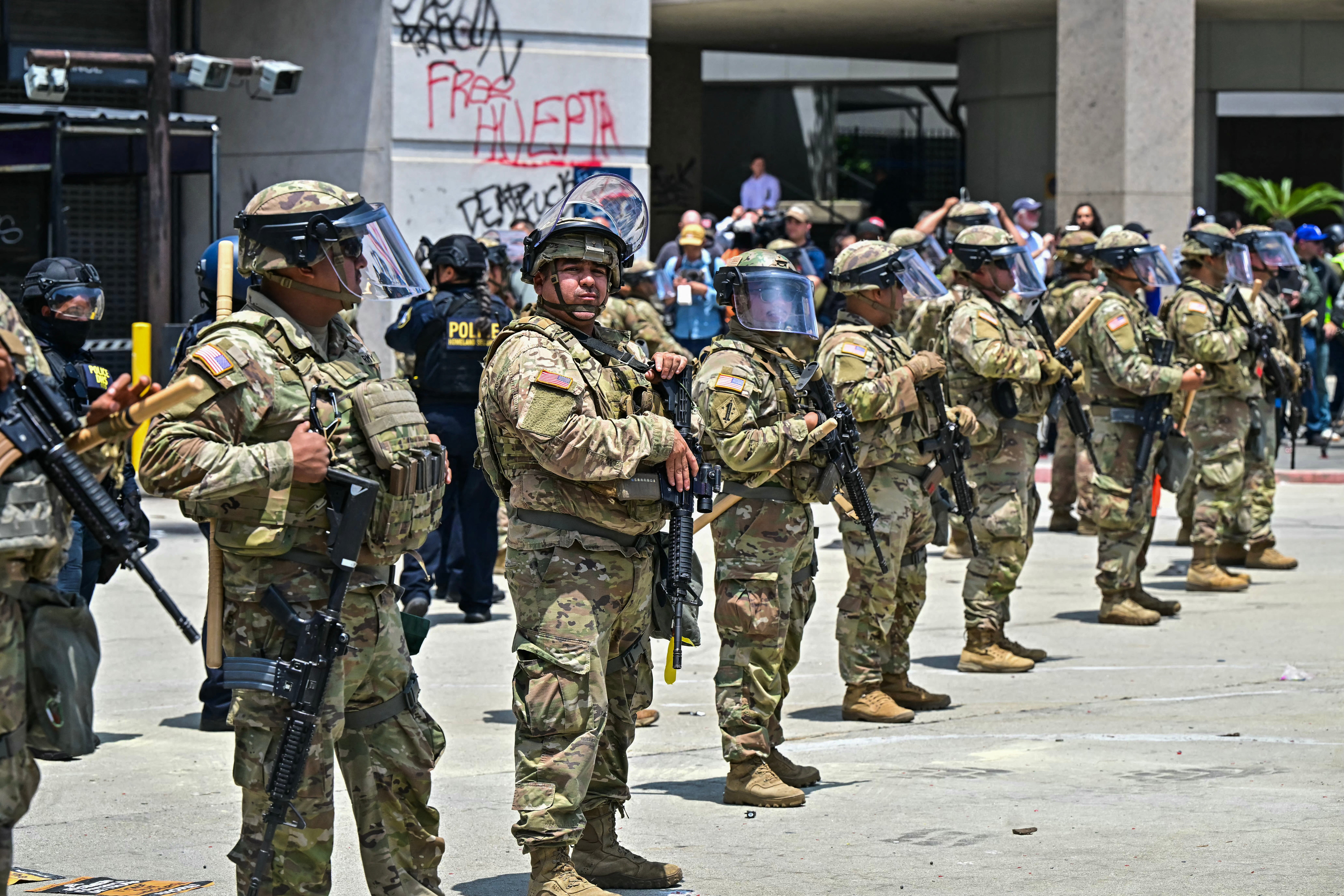 Según los informes, la administración de Trump está considerando planes para crear un escuadrón de 600 soldados de la Guardia Nacional que estarían listos para desplegarse en las ciudades estadounidenses para hacer frente a los disturbios civiles.