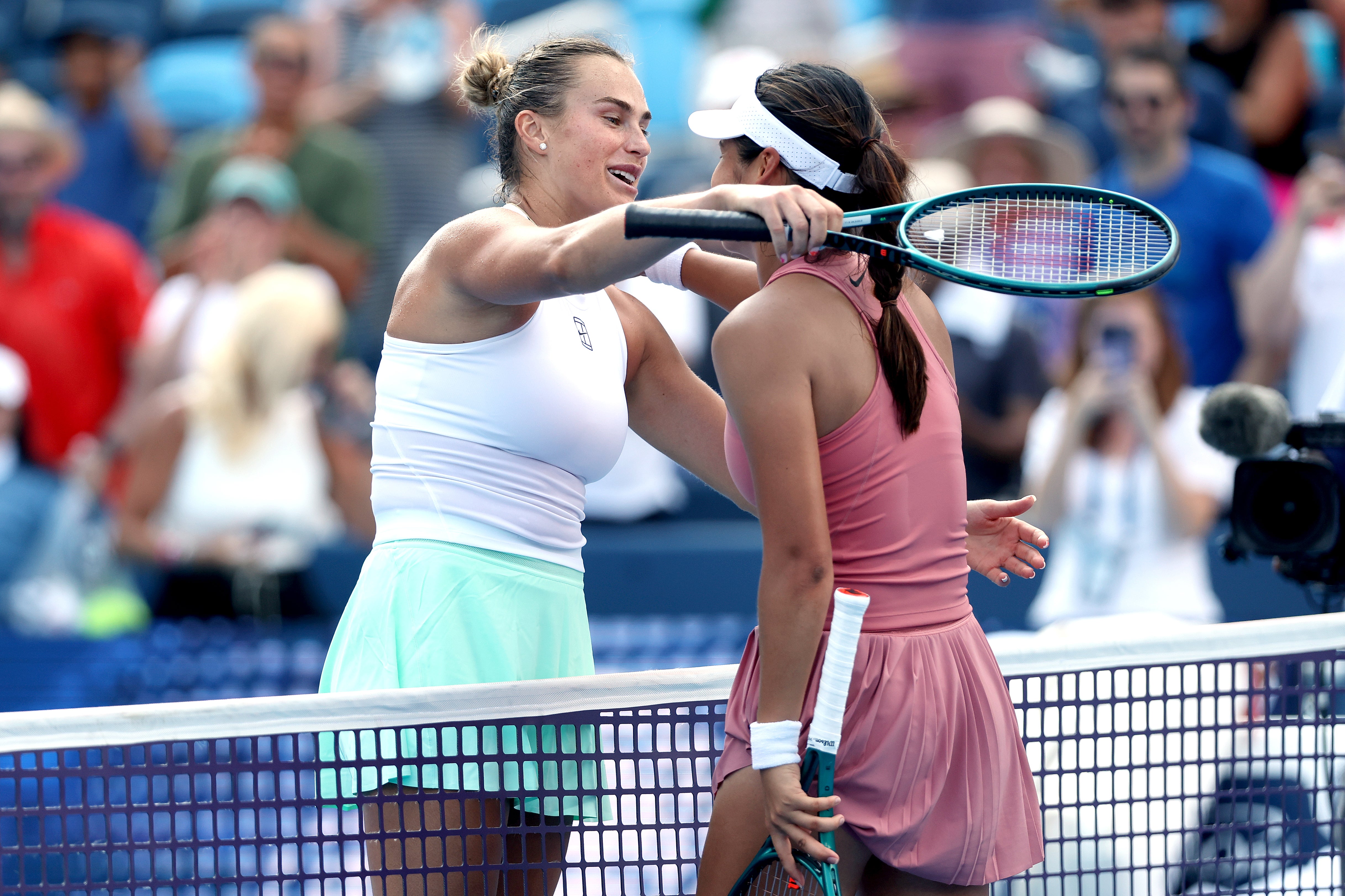 Aryna Sabalenka abraza a Emma Raducanu tras derrotarla en el Abierto de Cincinnati 2025