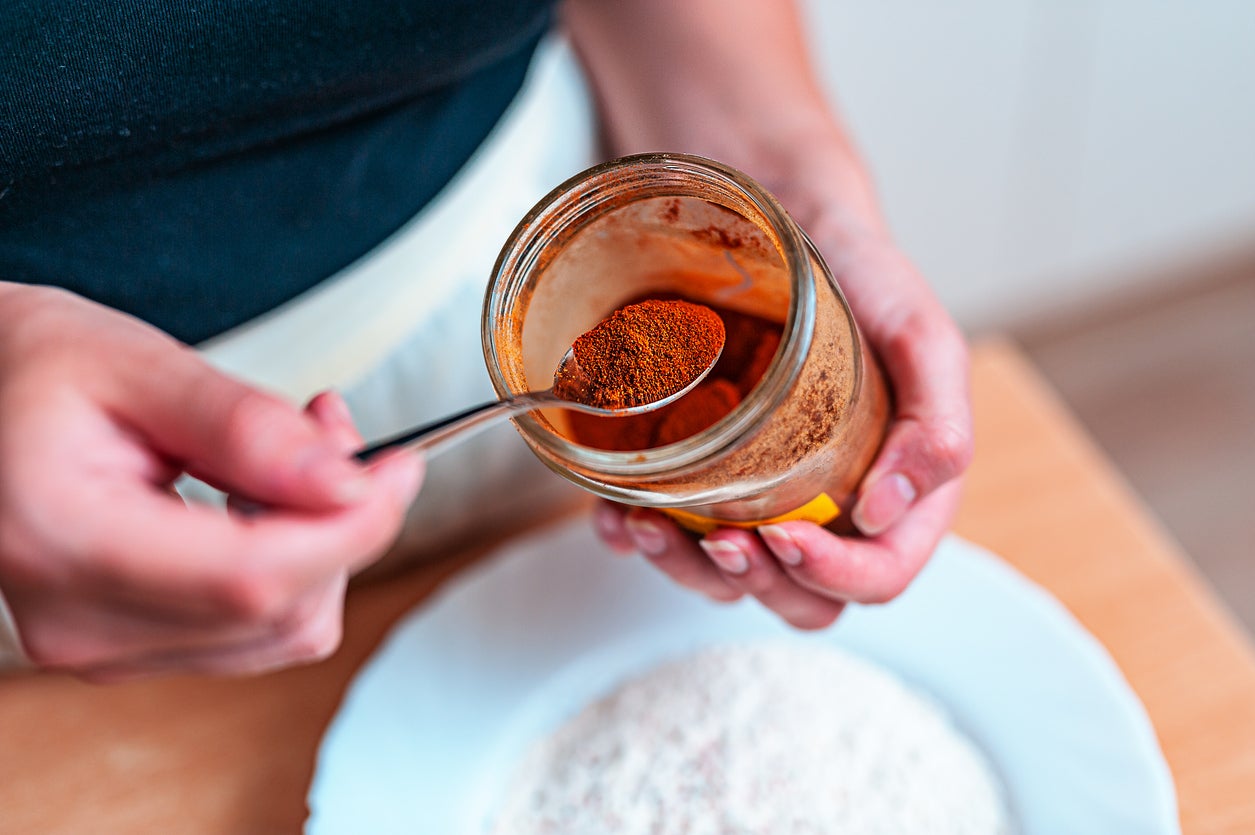 En polvo o fresca, la pimienta de cayena puede hacer deliciosas las comidas. Asimismo, está repleta de vitaminas y antioxidantes