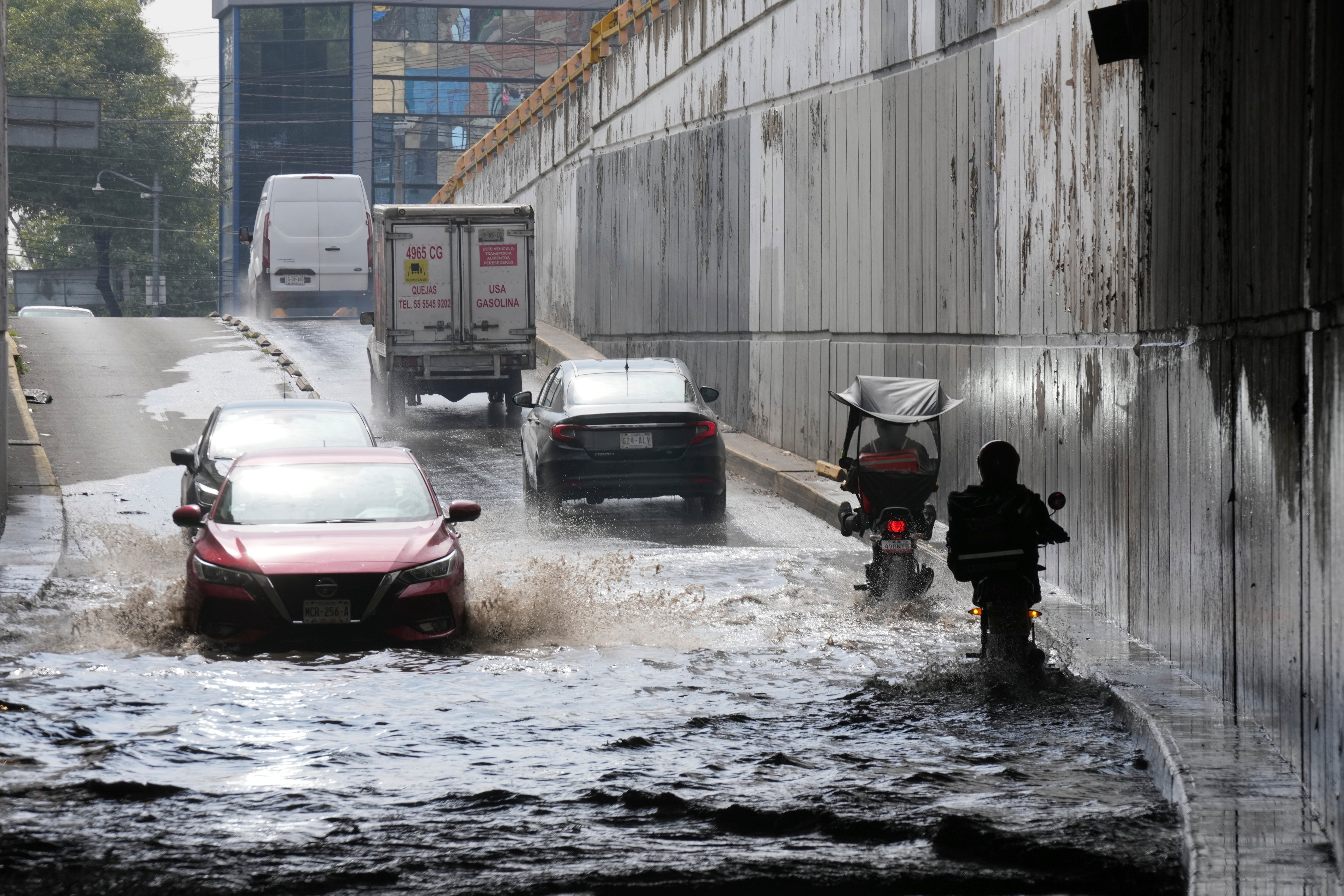 MÉXICO-AEROPUERTO LLUVIAS