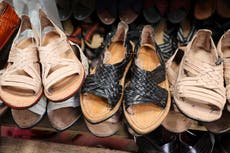 Diseñador Willy Chavarria se disculpa por “apropiación cultural” en sandalias Adidas