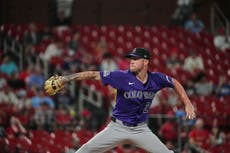 Freeland lanza 7 innings y 1/3 con autoridad y Rockies blanquean 3-0 a Cardenales