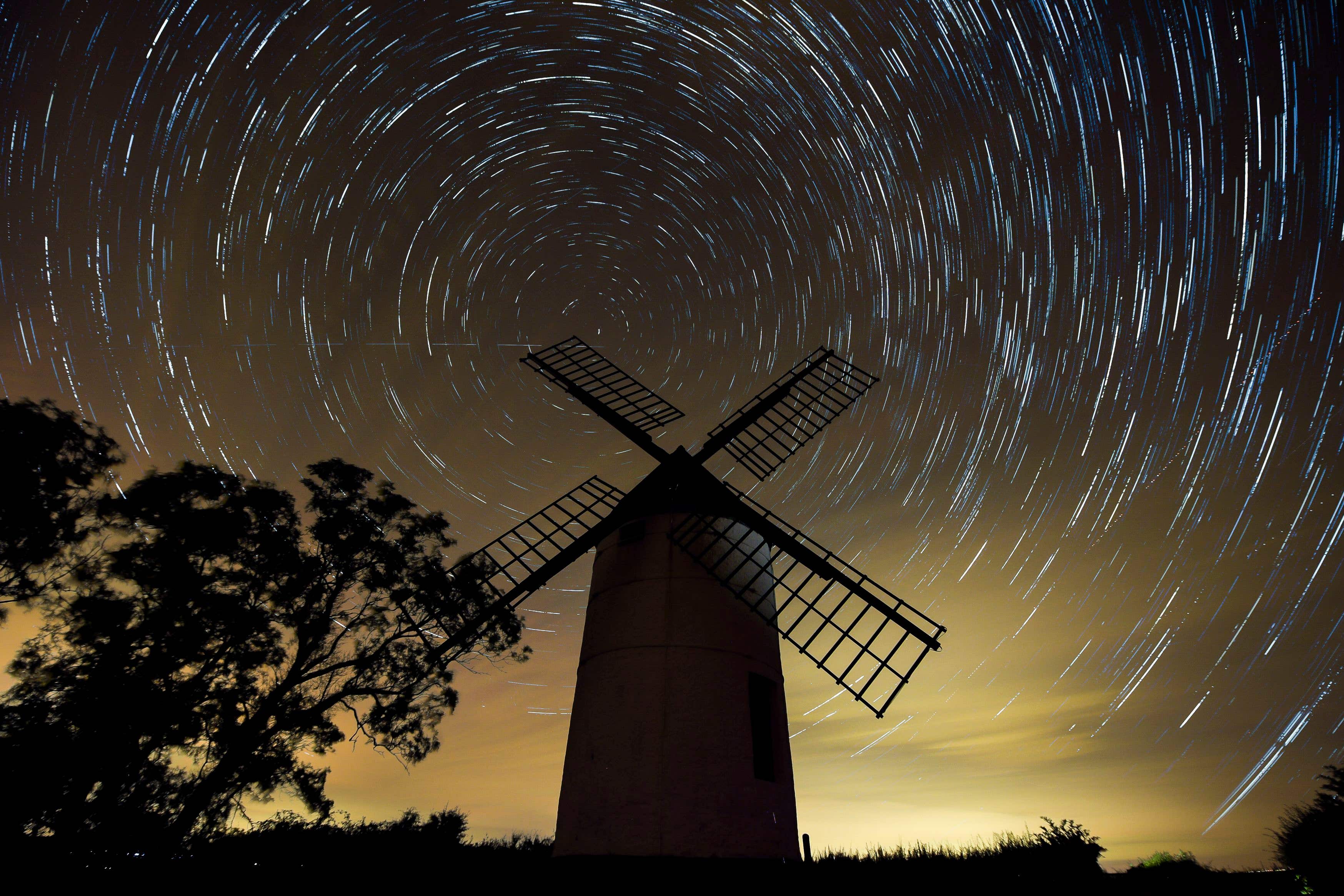 Imagen compuesta a partir de 726 fotografías tomadas durante tres horas desde la medianoche, que muestra la rotación aparente del cielo alrededor de Polaris, la Estrella Polar, sobre el molino Ashton, en Somerset