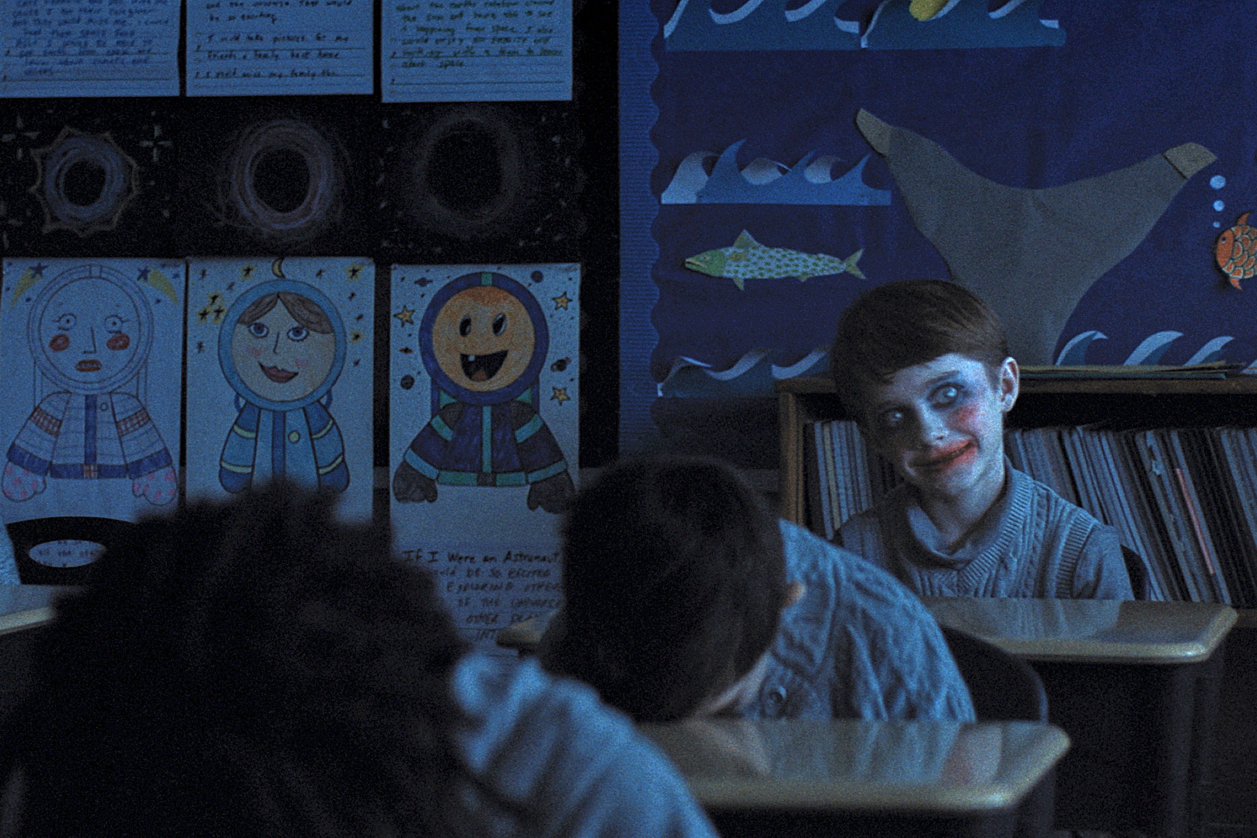 La película narra el misterio de 17 niños que desaparecen en plena noche