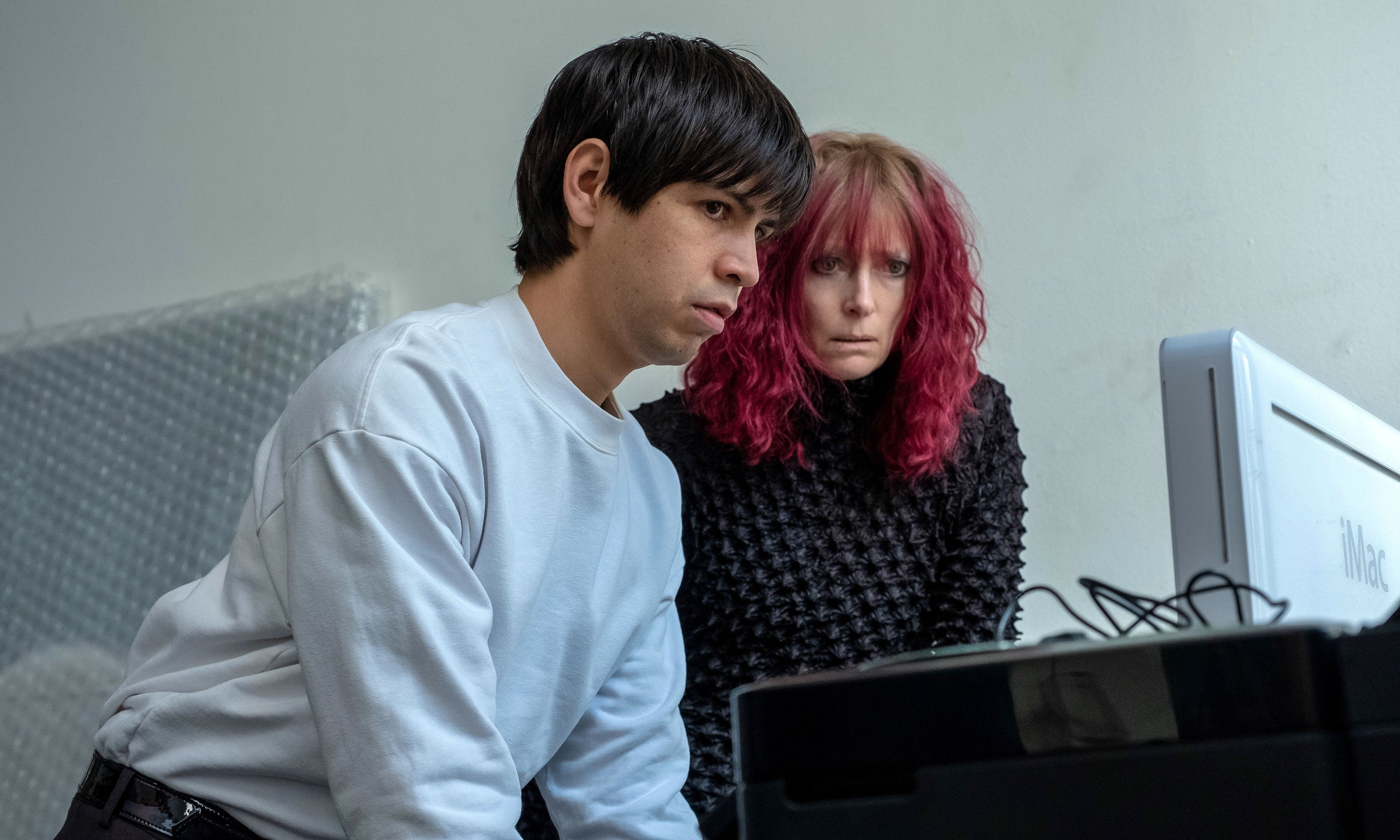 Julio Torres y Tilda Swinton en ‘Problemista’