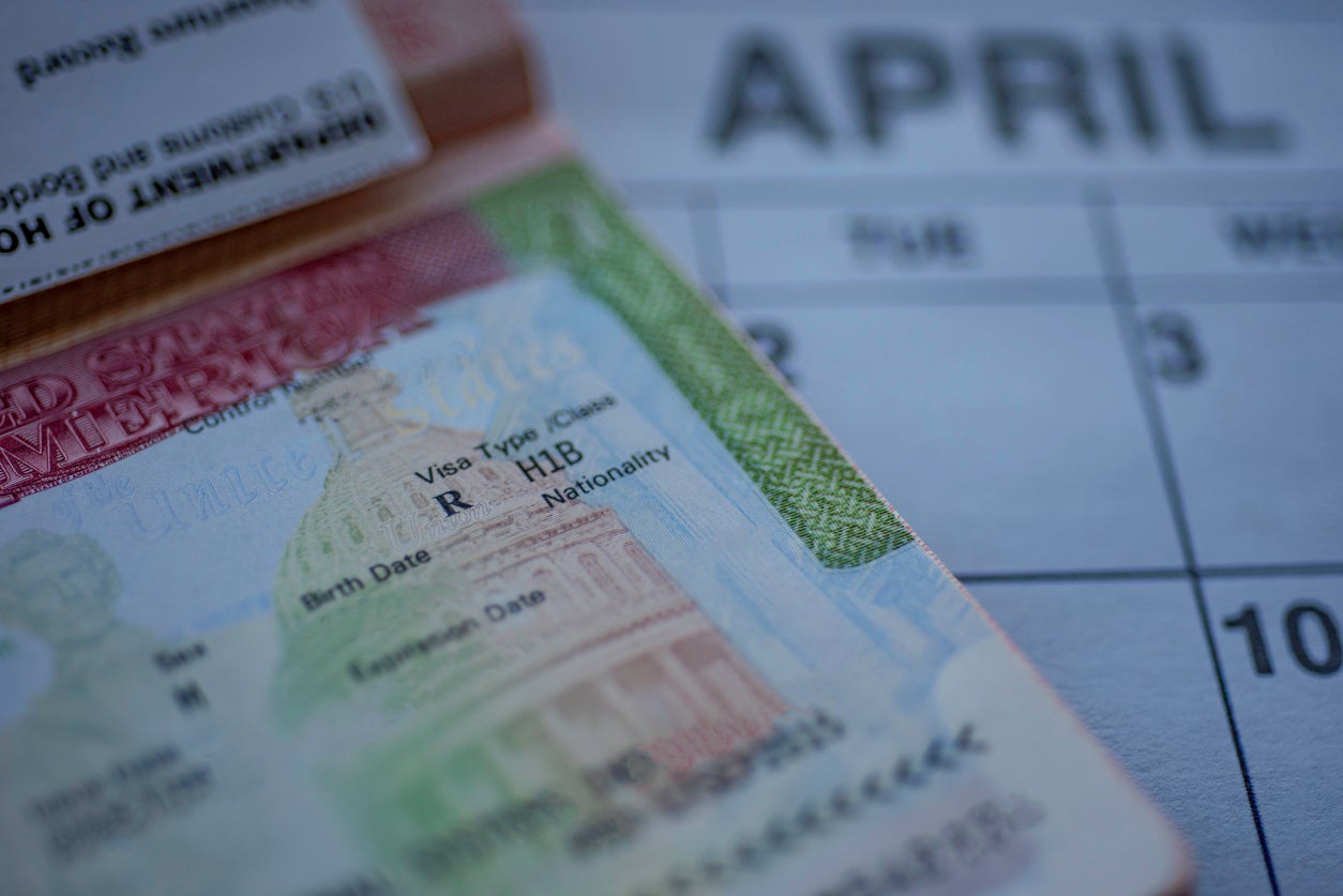 Pasaporte con sello de visado H-1B para profesionales con trabajos especializados. La Casa Blanca aprueba un plan para renovar el programa para otorgar estas visas