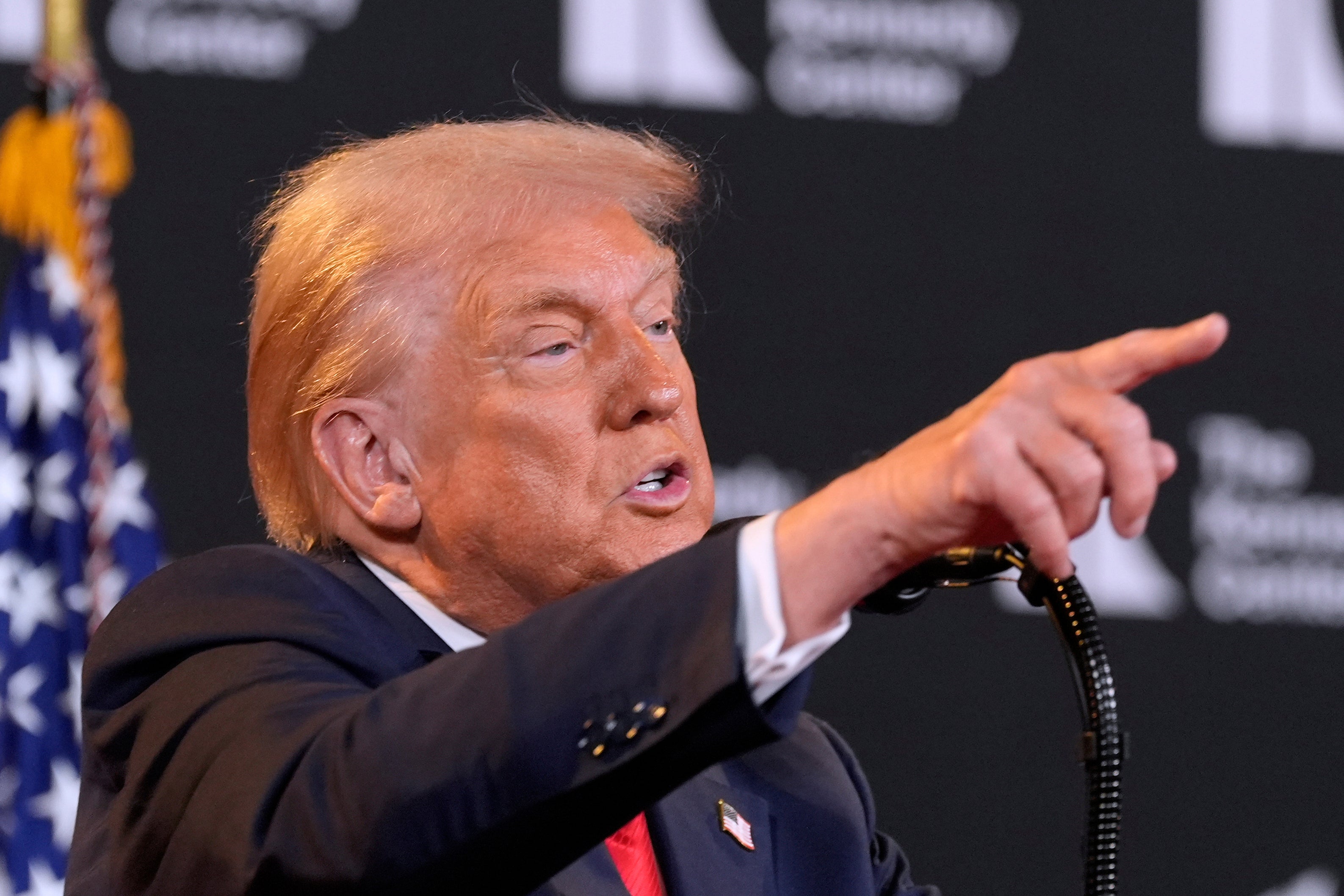 TRUMP-CENTRO KENNEDY