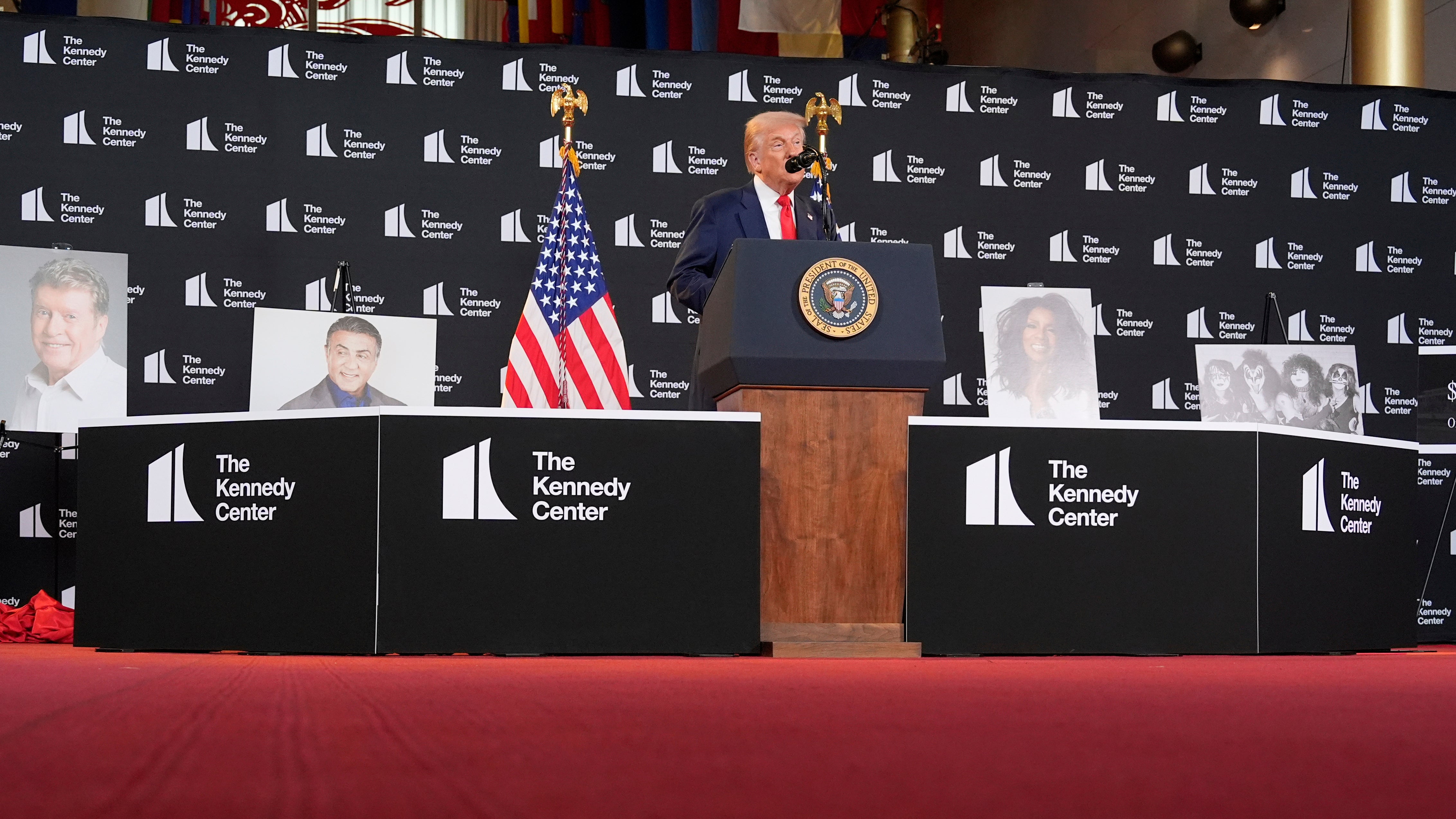 Trump nombra a Strait, Stallone y Kiss para los Kennedy Center Honors y dice que será anfitrión