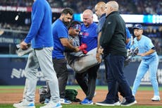 Receptor de Cachorros Miguel Amaya sale en camilla tras lesionarse tobillo en primera base