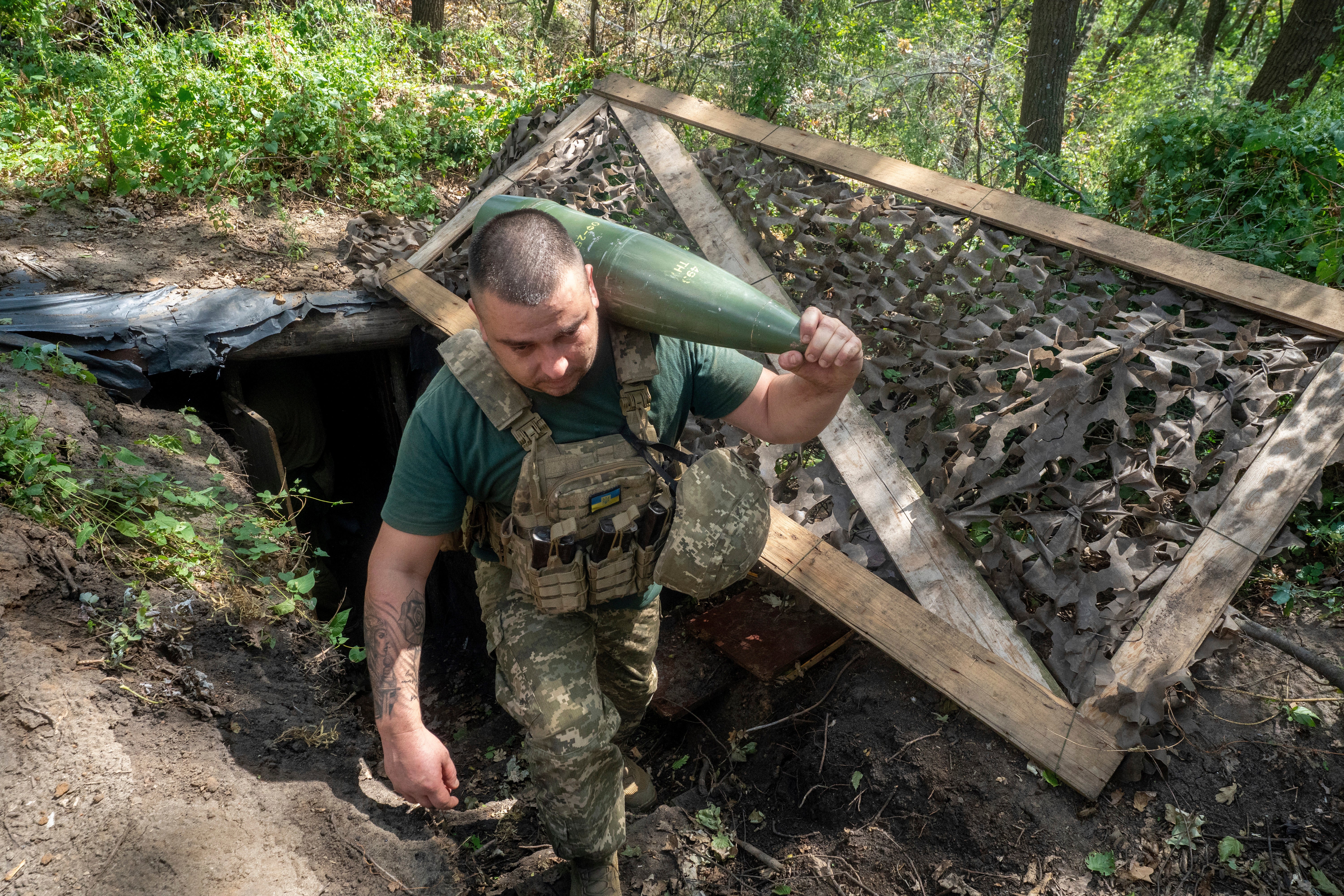 Un soldado ucraniano se prepara para disparar un obús contra posiciones rusas en el frente cerca de Kharkiv, Ucrania, el miércoles